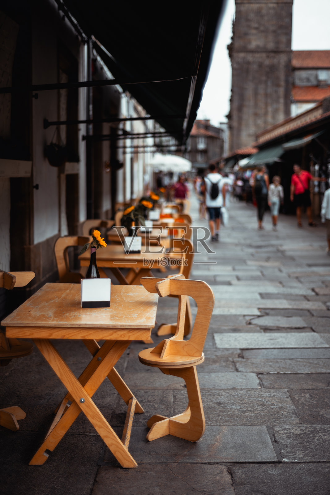 户外咖啡馆，配有木质桌子照片摄影图片
