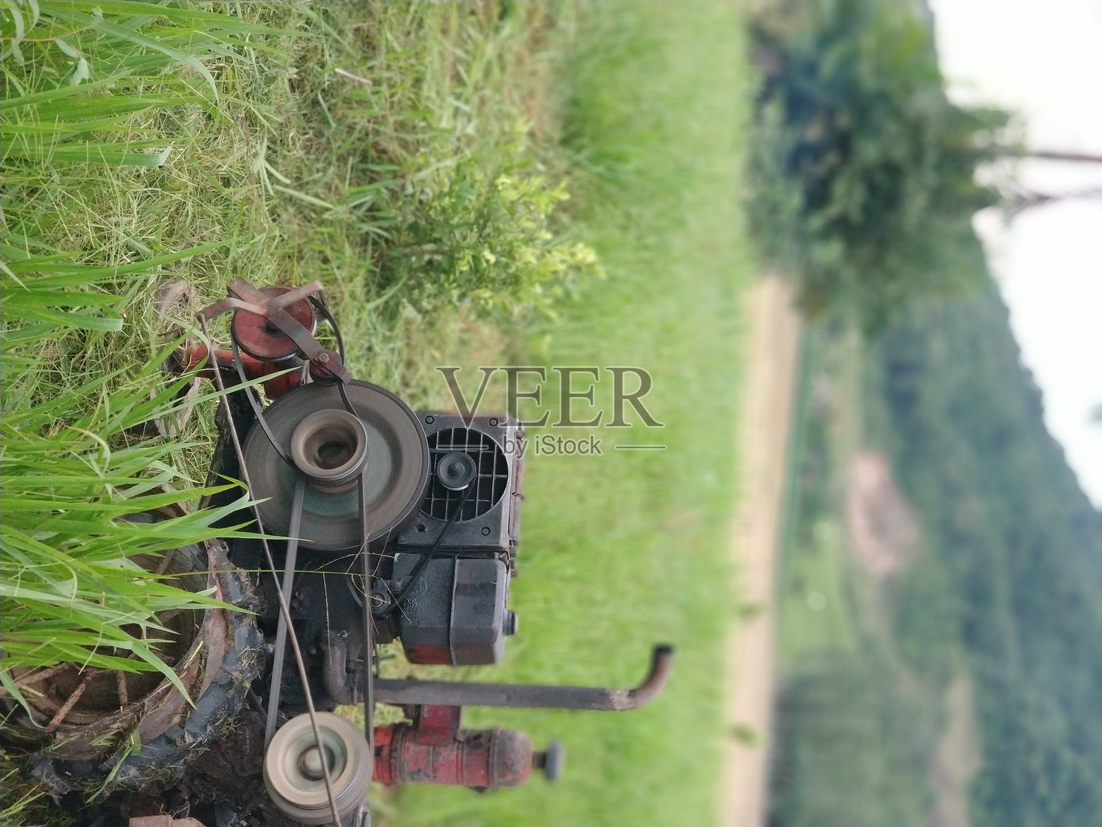 田野中的割草机照片摄影图片