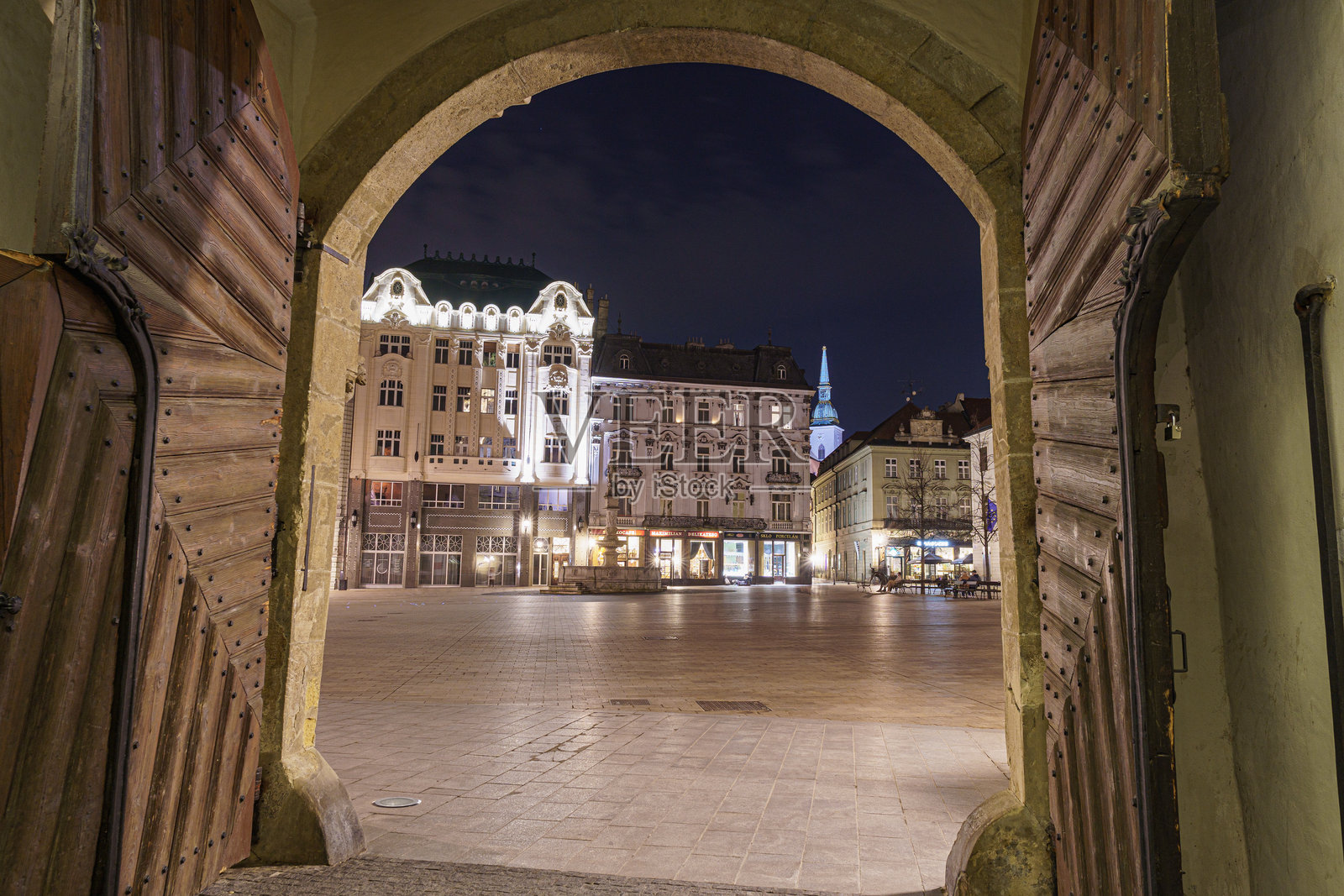 从老式门口拍摄的空旷广场，夜晚时分照片摄影图片