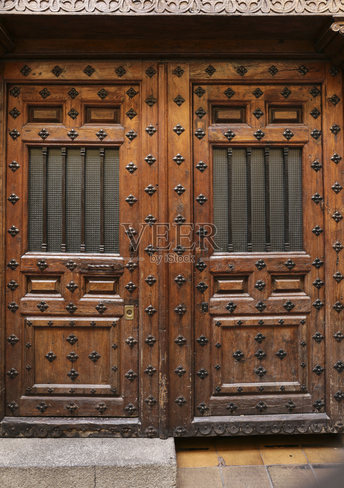 复古门，带有装饰性边框和锻造金属细节照片摄影图片