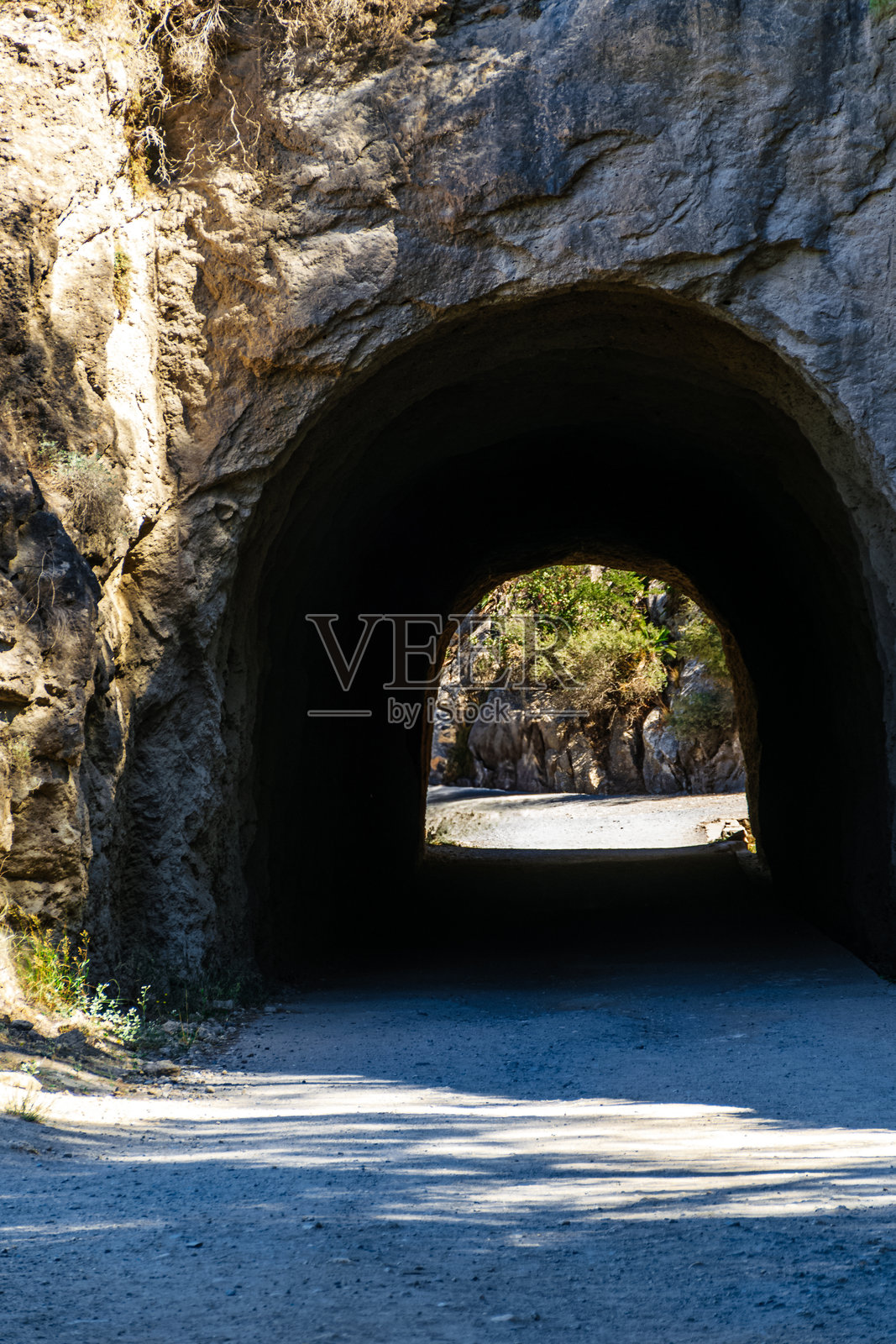 一条穿过隧道的道路照片摄影图片