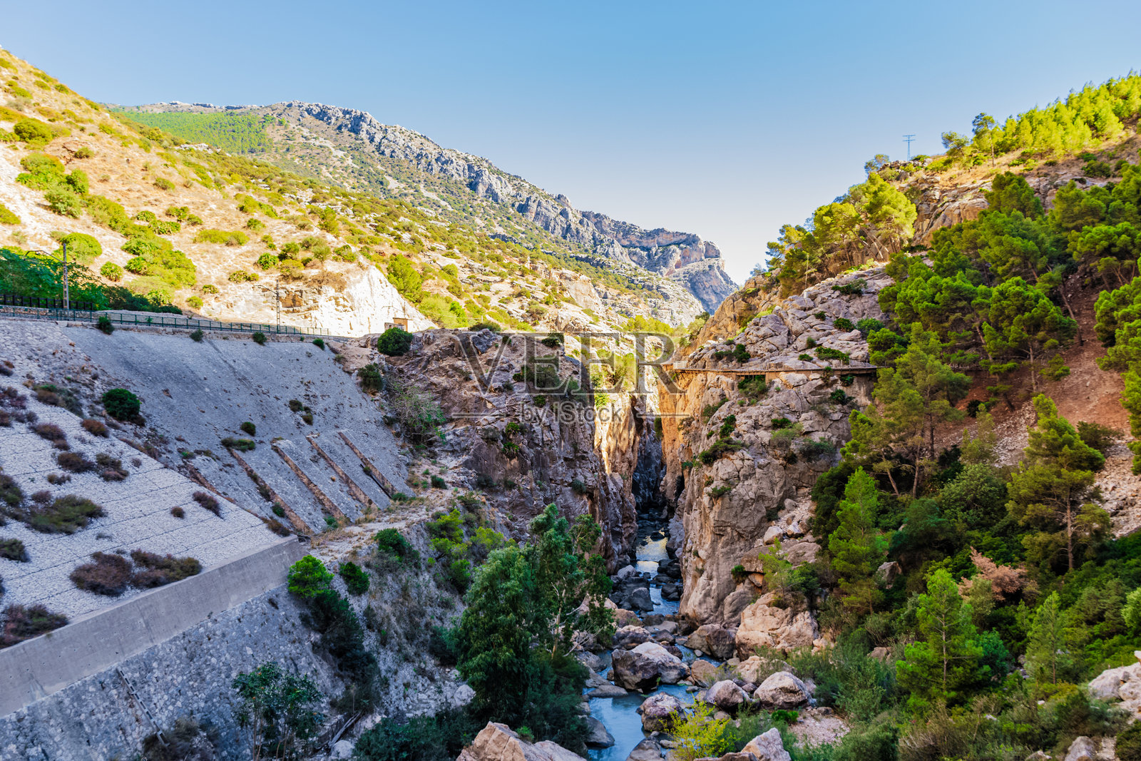 一条河流穿过峡谷，四周被岩石环绕照片摄影图片