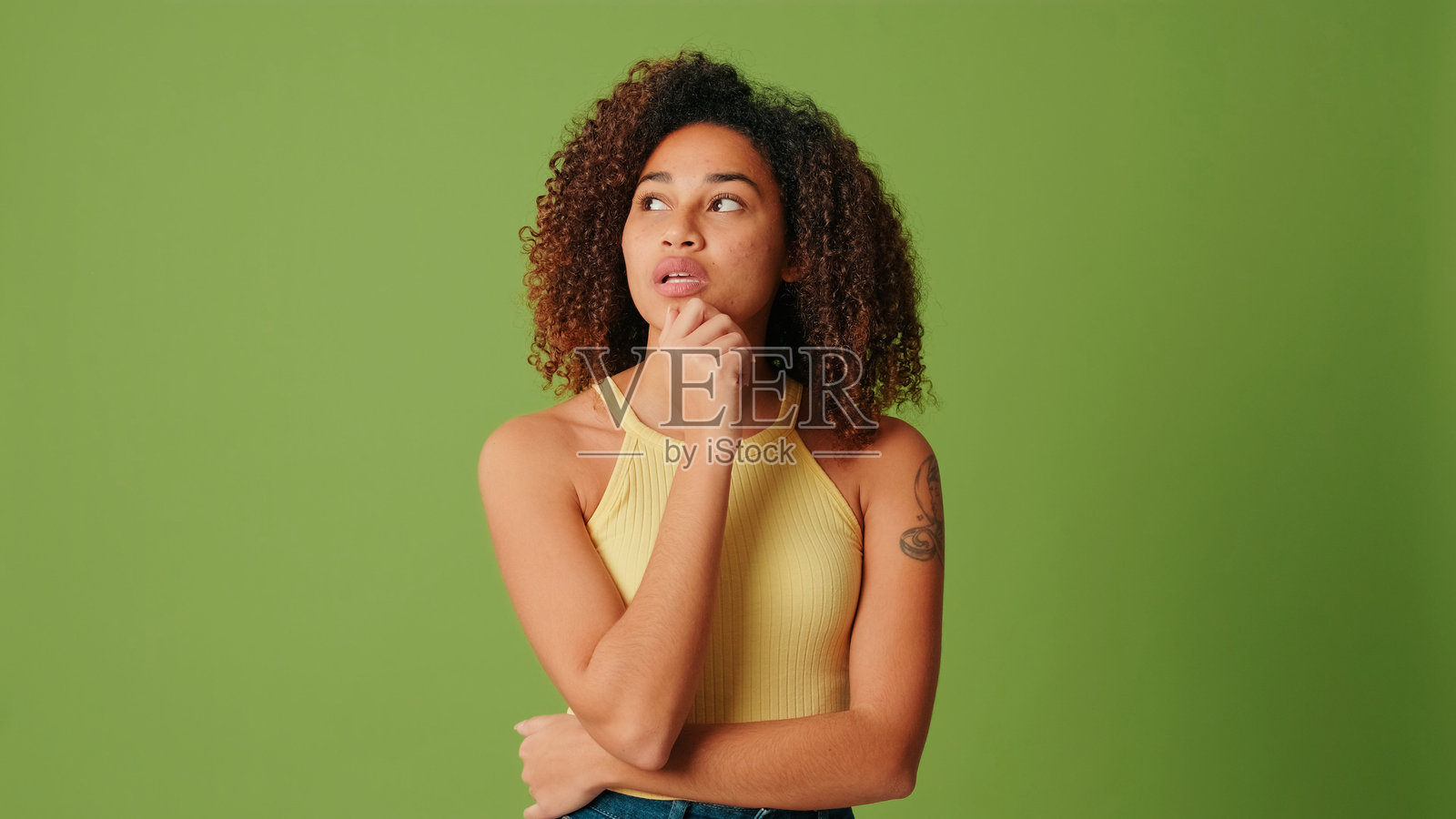 规划与灵感的想法，策略计划或问题解决，思考或疑惑。决策，色键选择和困惑女性的面孔在工作室背景下。照片摄影图片