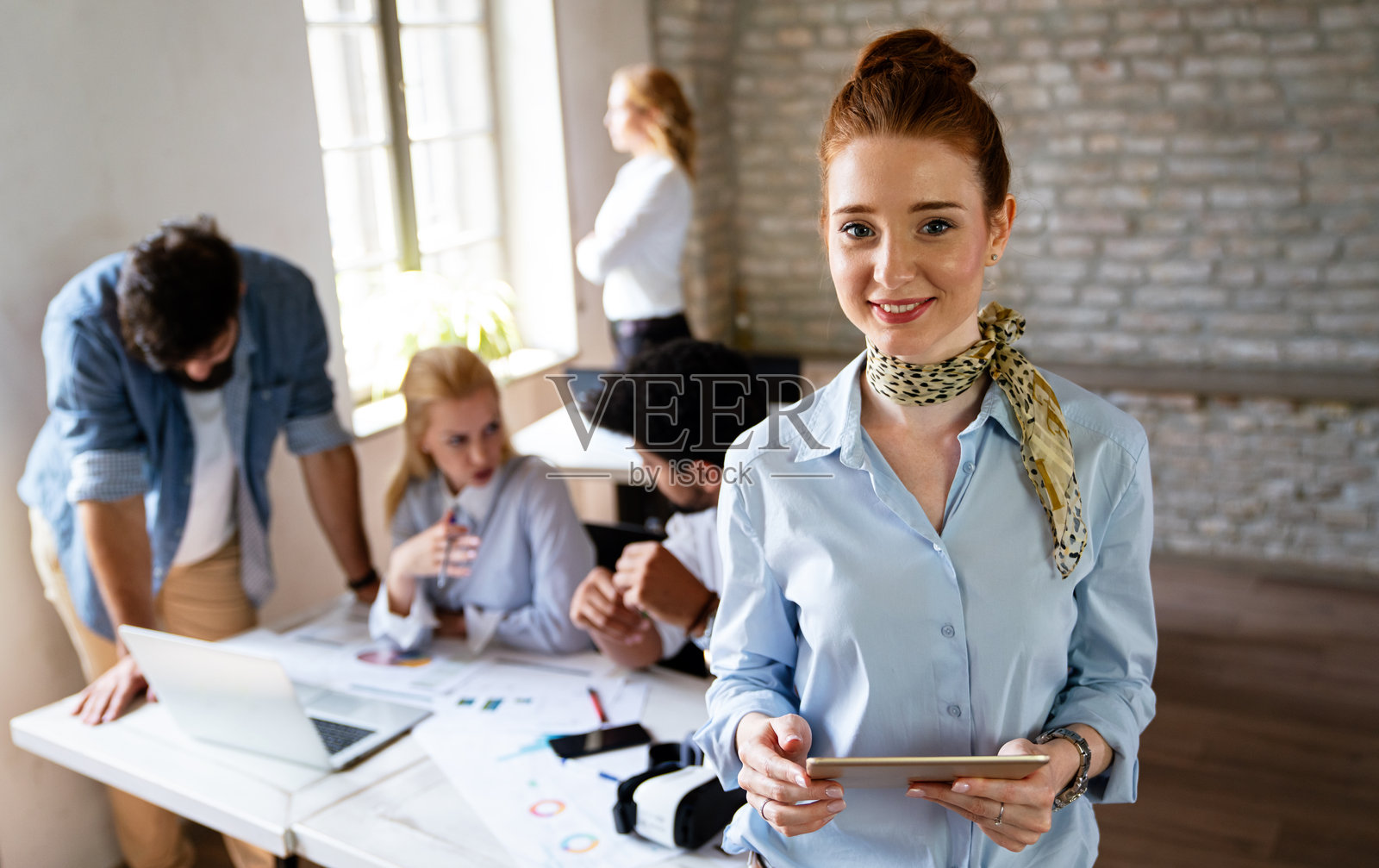 企业启动，微笑的女性领导自信地展示新公司，展现成功。照片摄影图片