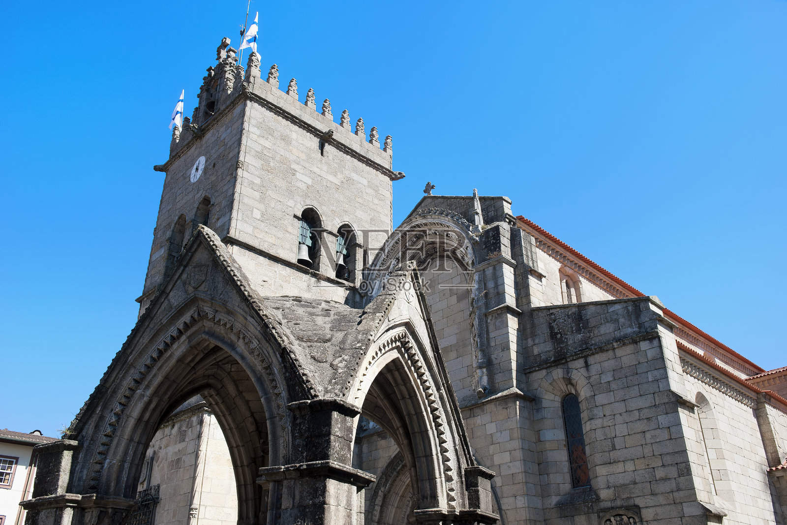 吉马良斯 - 萨拉多纪念碑和圣母教堂照片摄影图片