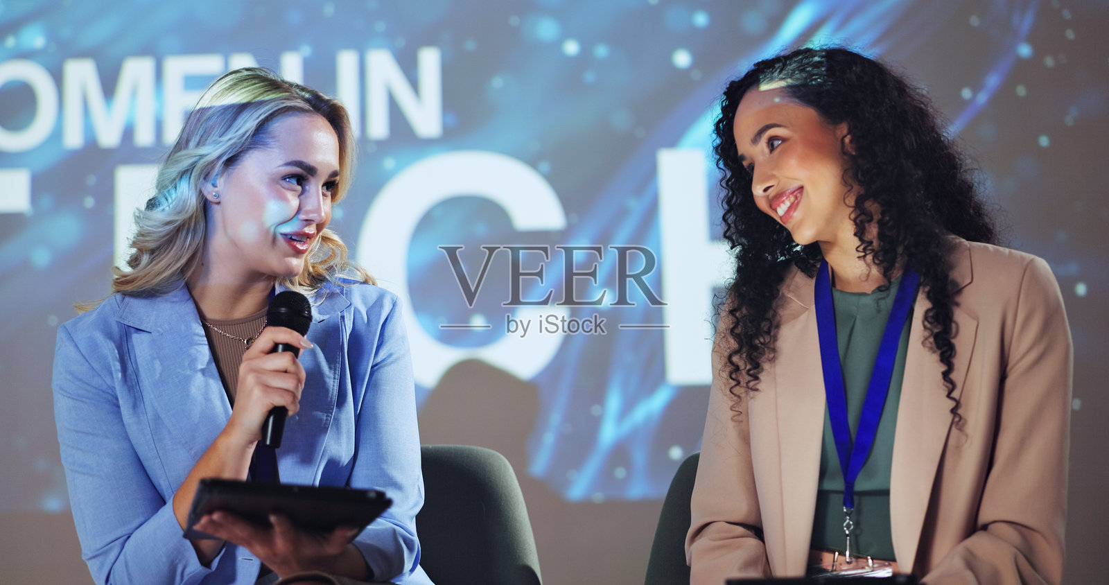 女性、舞台和研讨会，商业人士与技术，促进平权行动、行业小组和主题演讲者。活动、峰会和人工智能，面向观众的会议、展示和新闻。照片摄影图片
