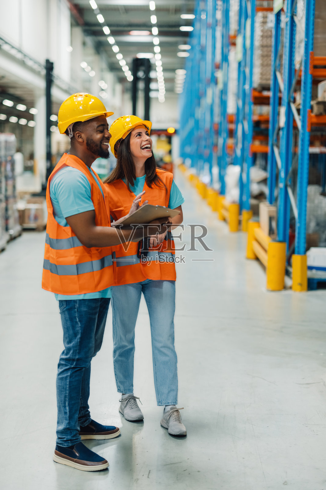 仓库工人在盘点时欢声笑语。照片摄影图片