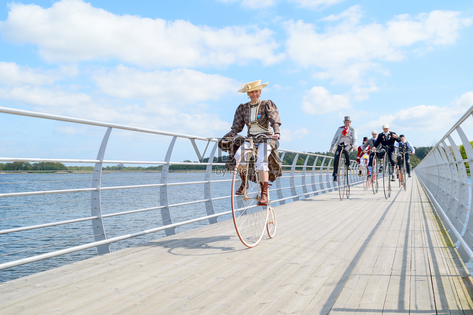 服装骑行照片摄影图片