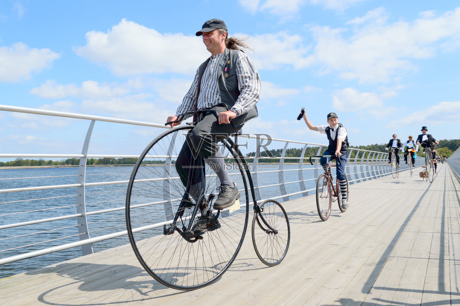 服装骑行照片摄影图片