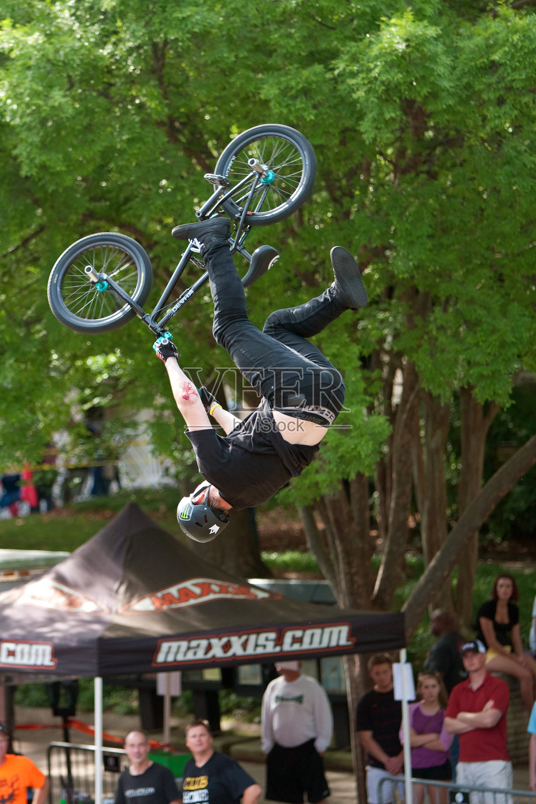 职业骑手在比赛中倒立表演BMX特技照片摄影图片