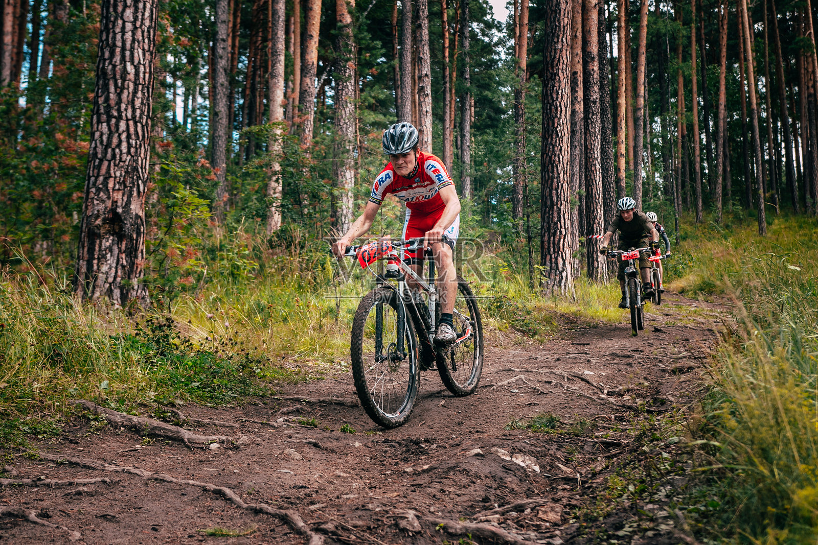 三名骑士在山中下坡骑行照片摄影图片