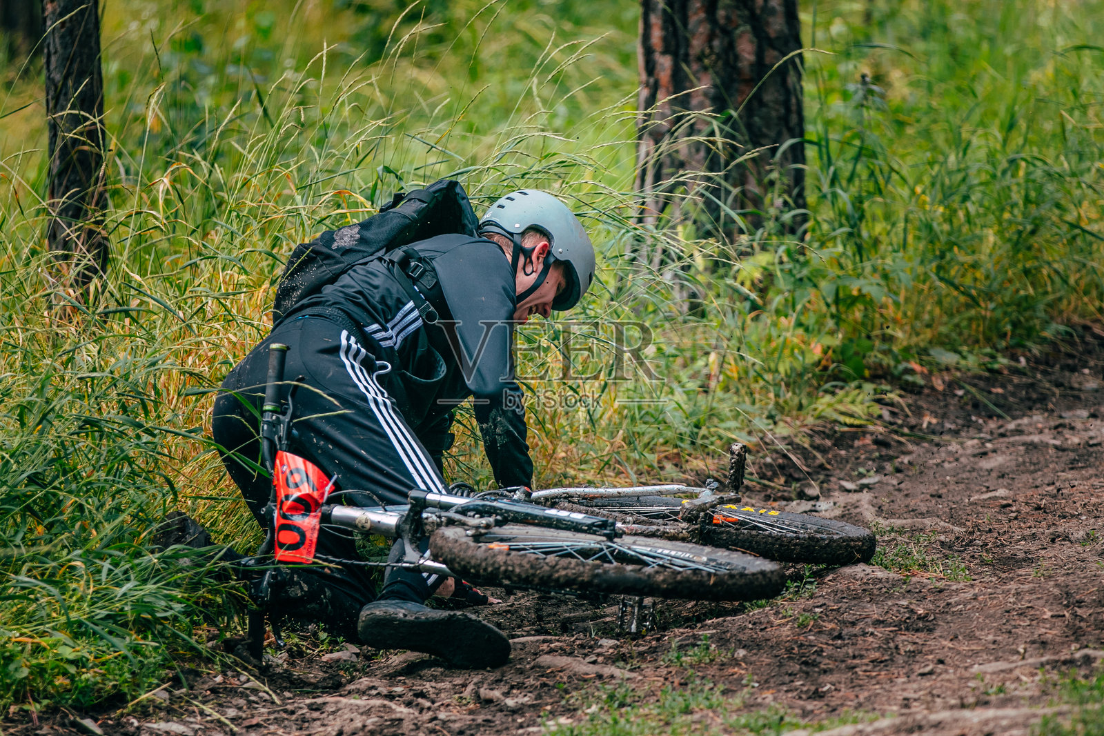 赛车手的自行车摔倒了照片摄影图片