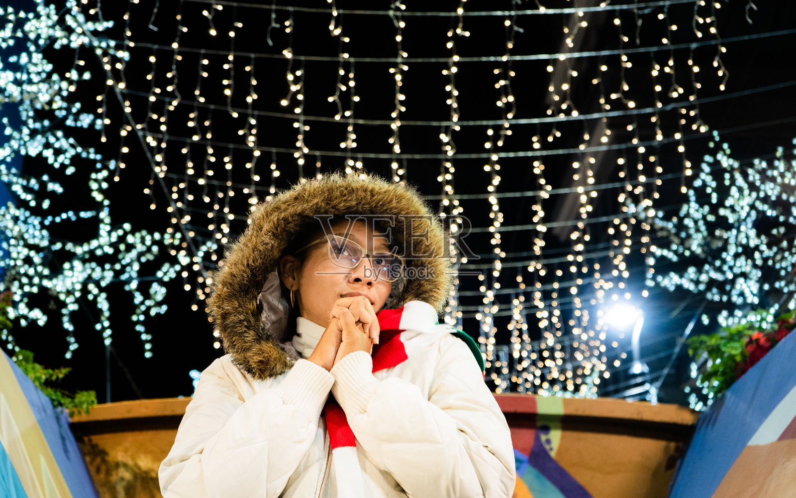 一位年轻女性在圣诞节穿着外套。照片摄影图片