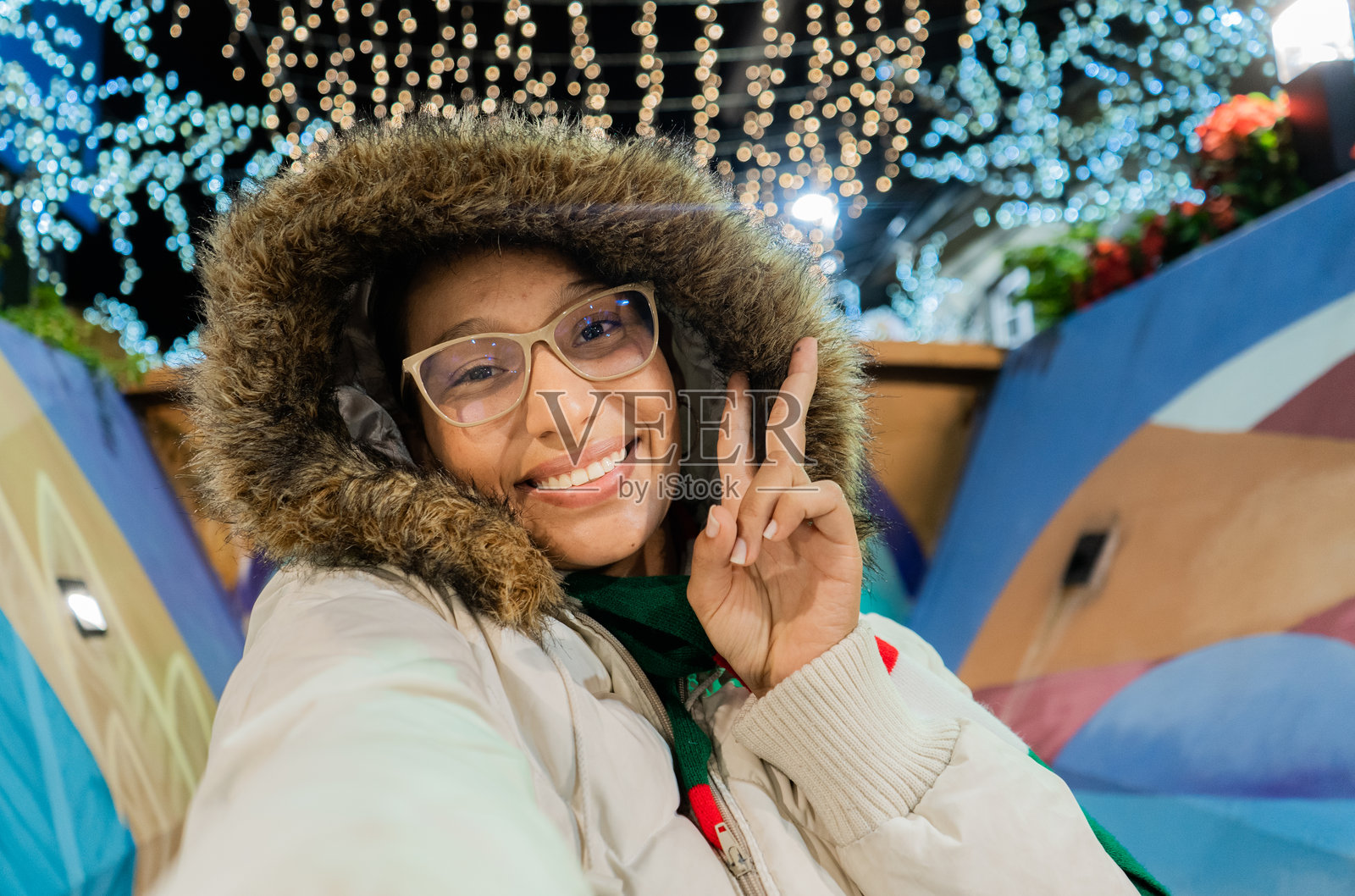 年轻女性在圣诞节时微笑着穿着外套照片摄影图片