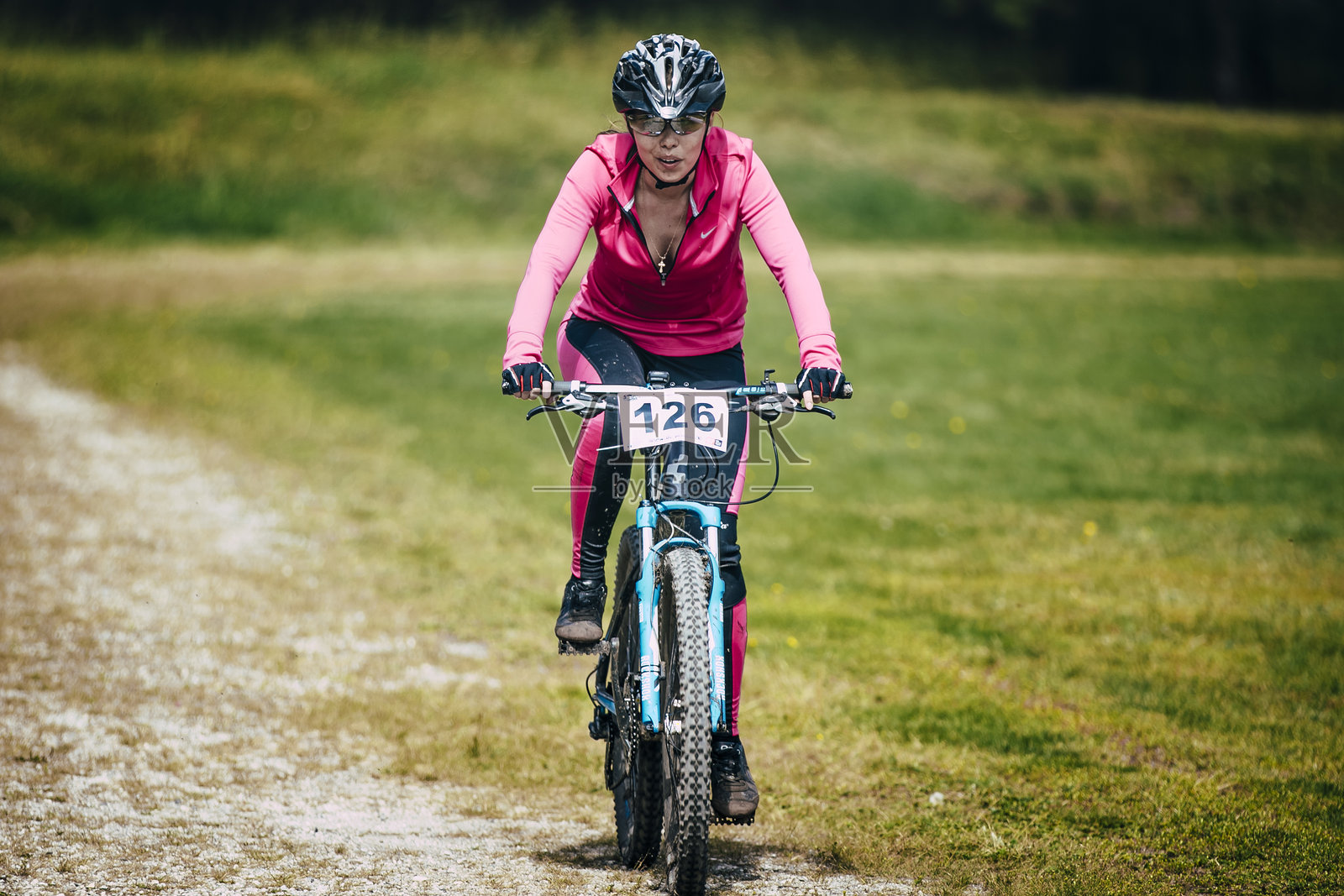 女孩山地自行车骑行者照片摄影图片