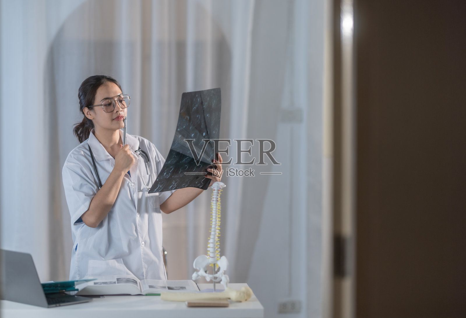 医学和骨科学生正在分析MRI扫描图像照片摄影图片