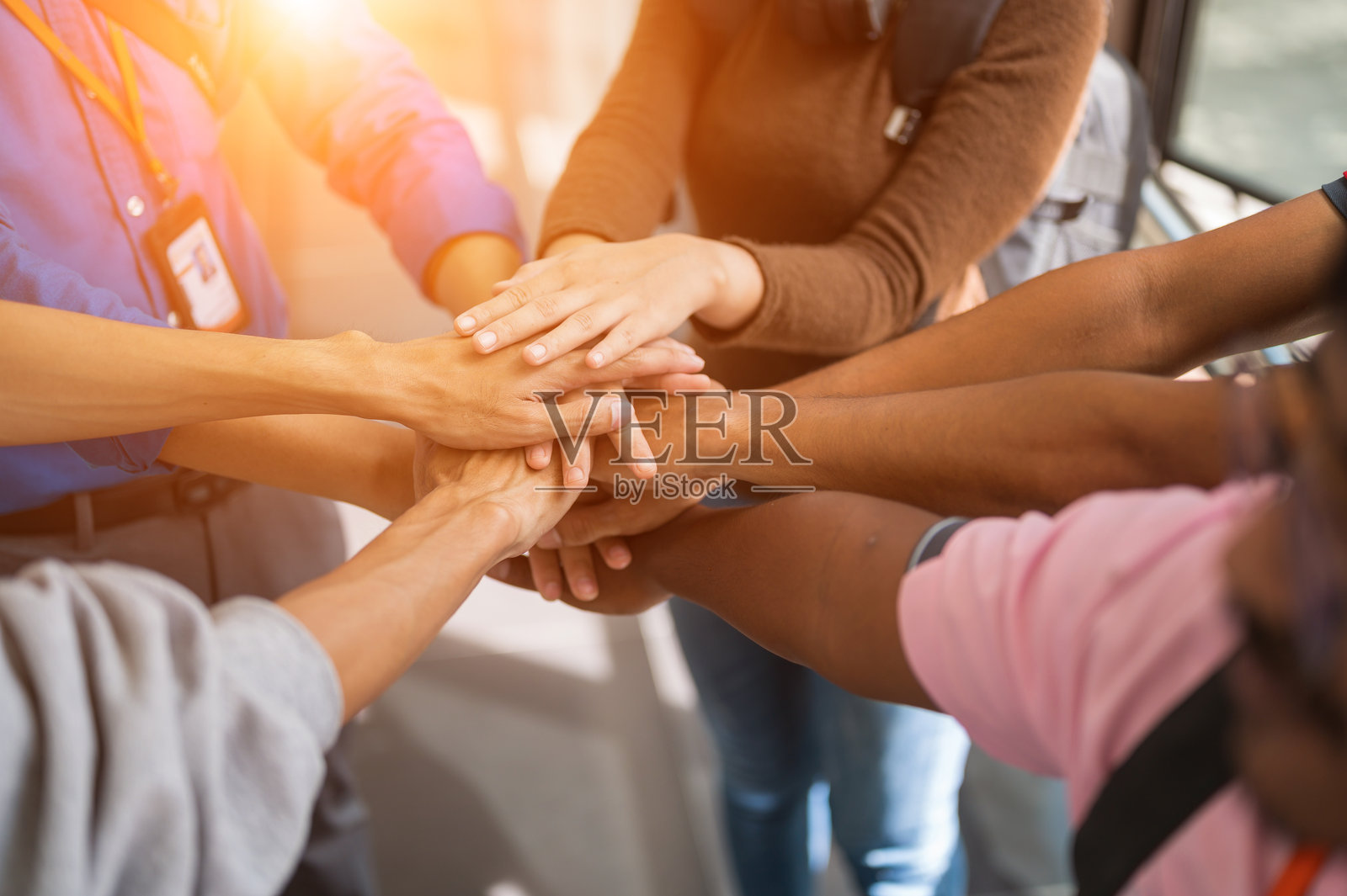 高角度视图的人们手牵手照片摄影图片