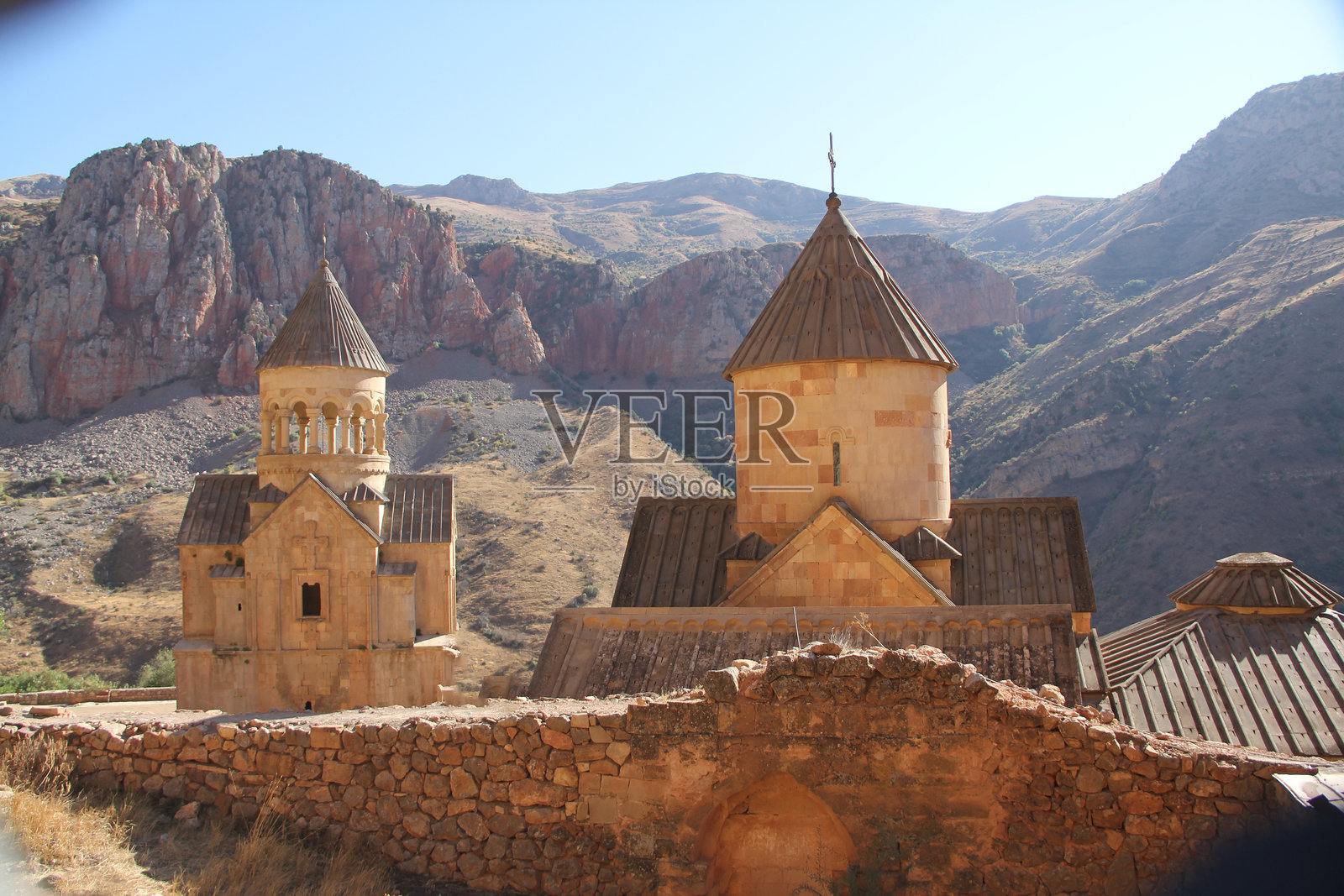 亚美尼亚塔特夫修道院的古代建筑，位于山脉附近照片摄影图片
