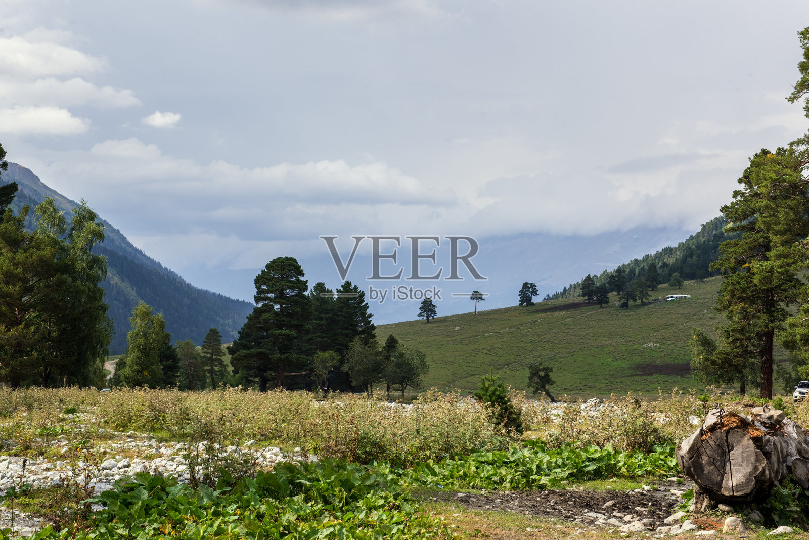 山谷景观。夏季的山脉。阳光明媚的日子，云彩飘动。照片摄影图片