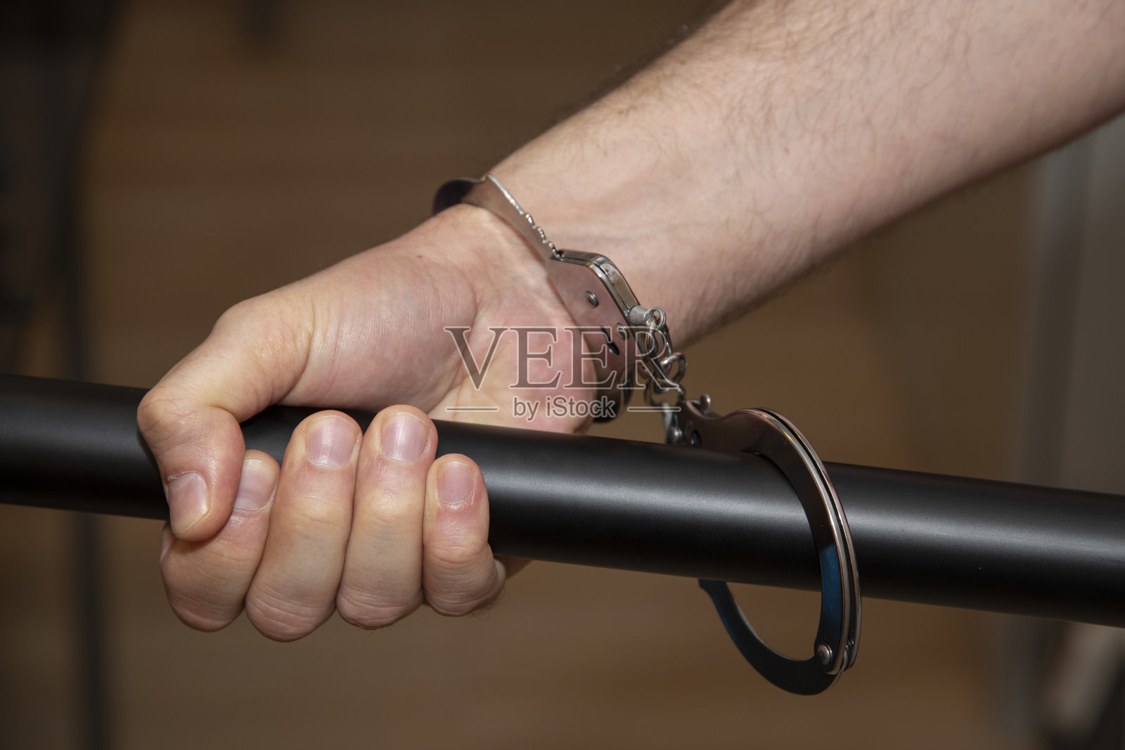 手铐束缚的男子特写照片摄影图片