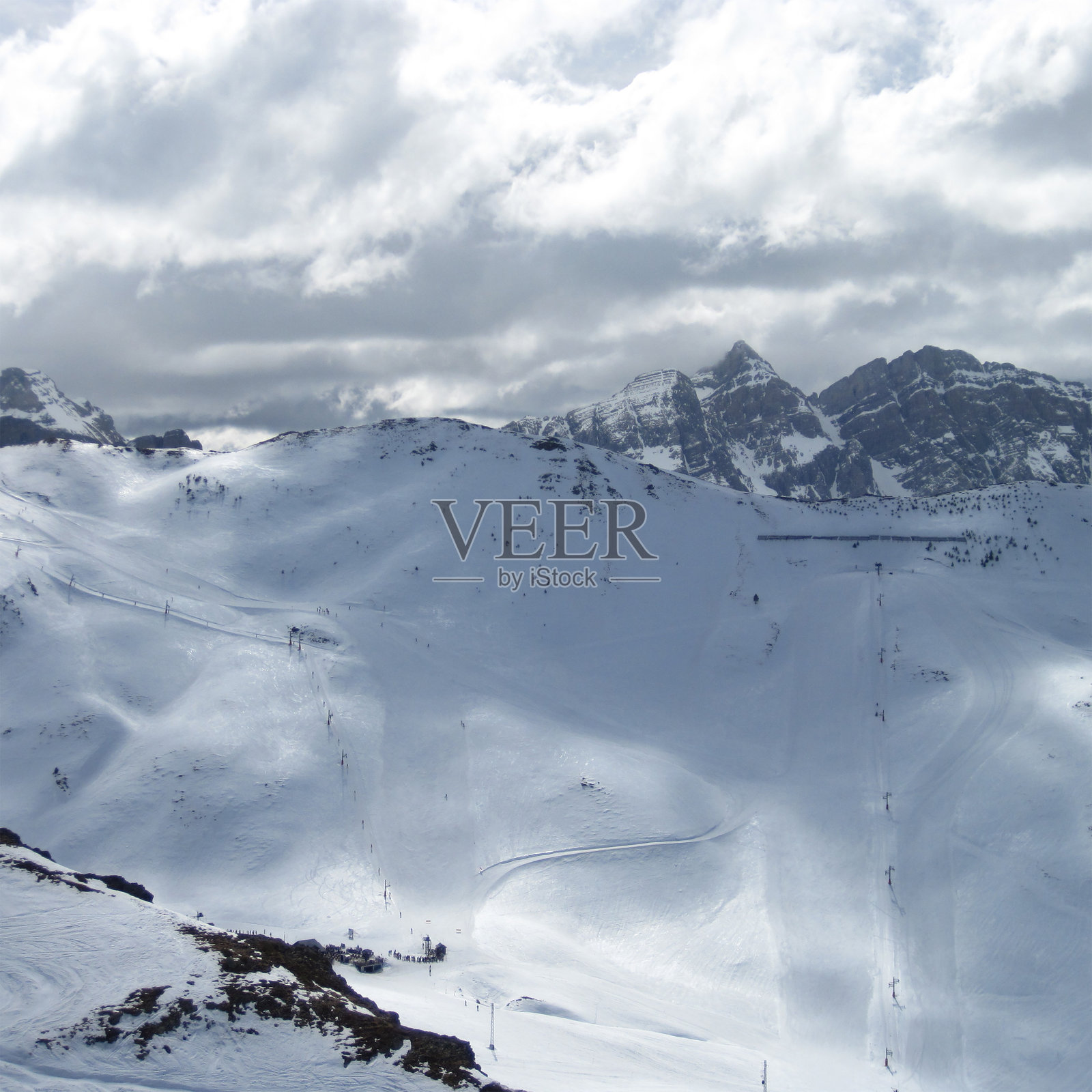 美丽的冬季自然风光照片，雪山巅峰，雪白的山景照片摄影图片