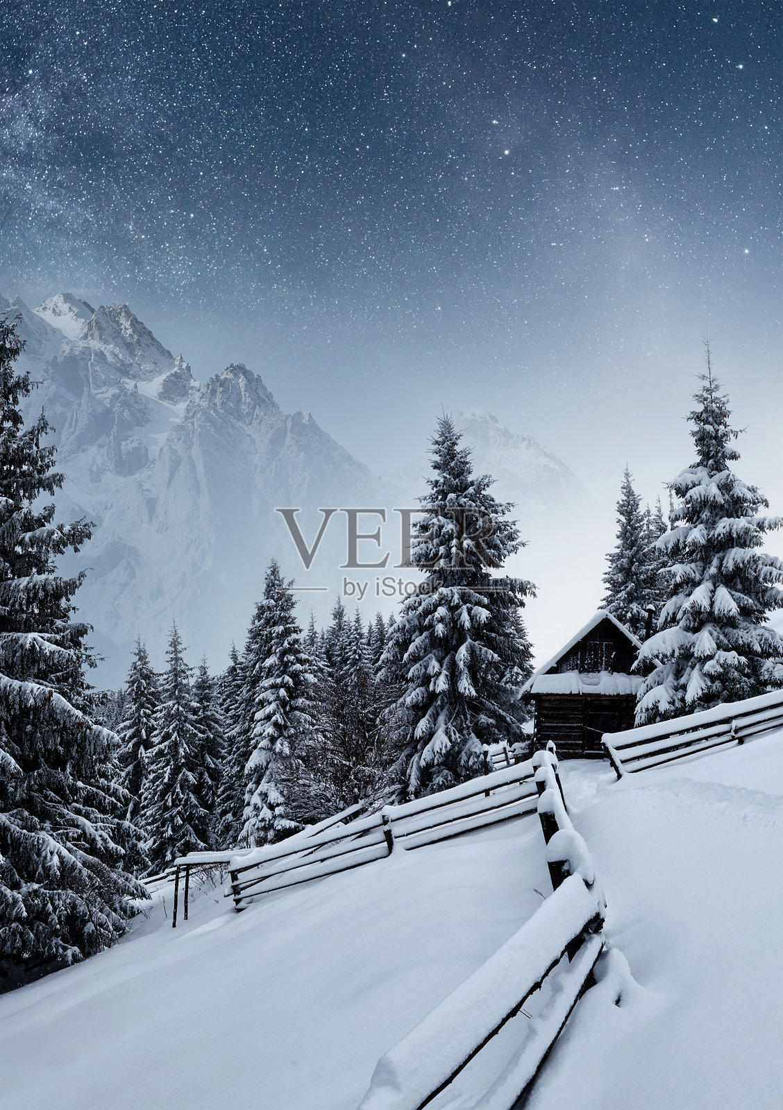 美丽的冬季自然风光照片，雪山巅，雪白的山景，天空下的雪山照片摄影图片