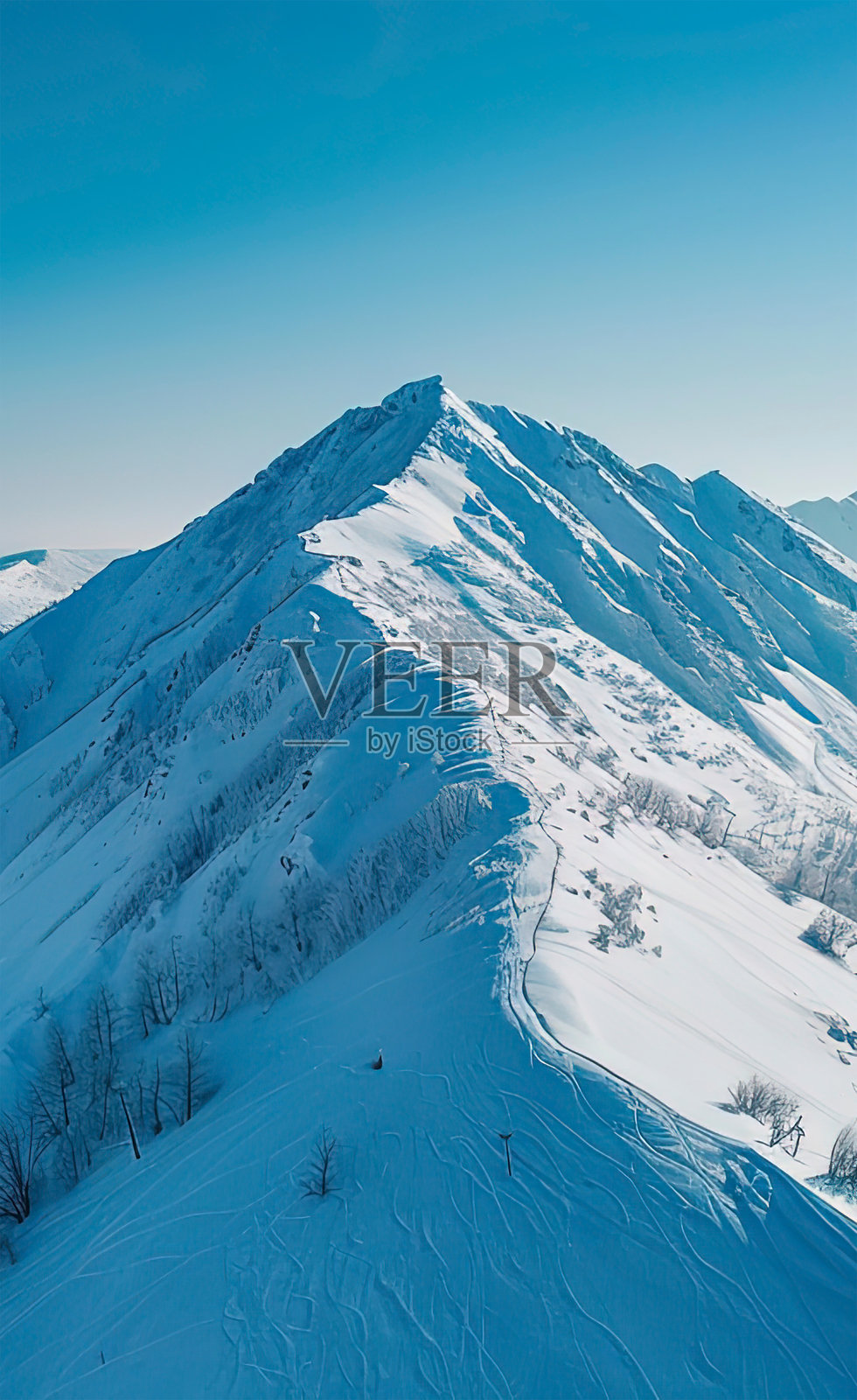 美丽的冬季自然风光照片，雪山巅峰，雪白的山景照片摄影图片