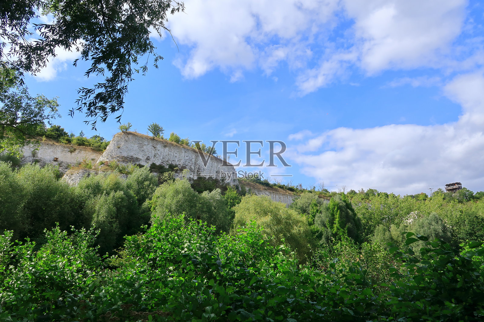 北肯特蓝水湖的白色石灰岩悬崖景观照片摄影图片