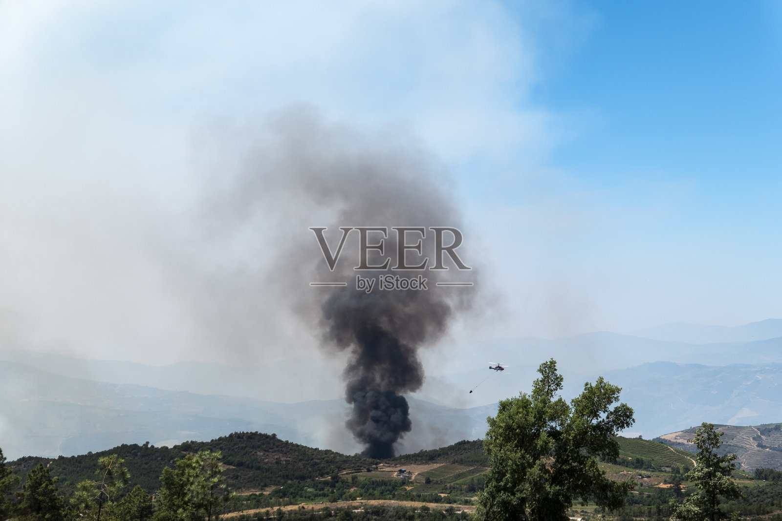 直升机在灭火照片摄影图片