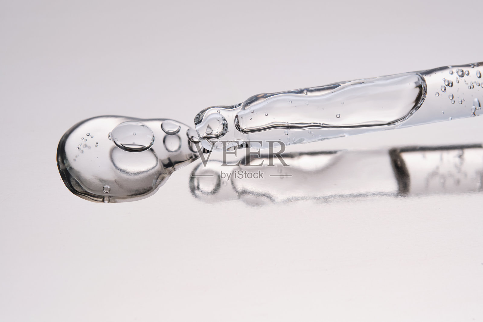 带有化妆凝胶或精华液的吸管特写。照片摄影图片