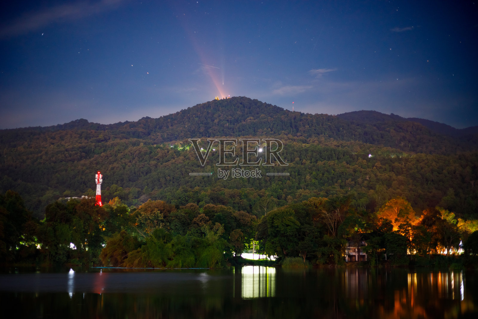 C/2023 A3 (Tsuchinshan-ATLAS) 在泰国清迈市的天空之上照片摄影图片