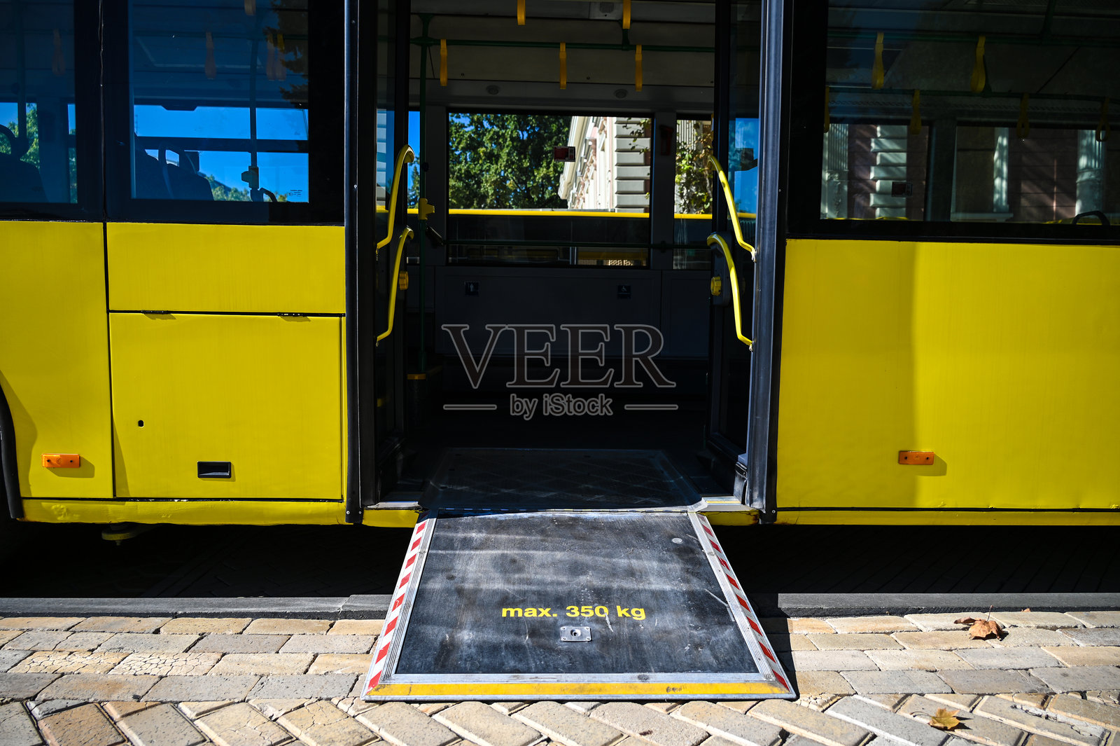 残疾人交通工具照片摄影图片