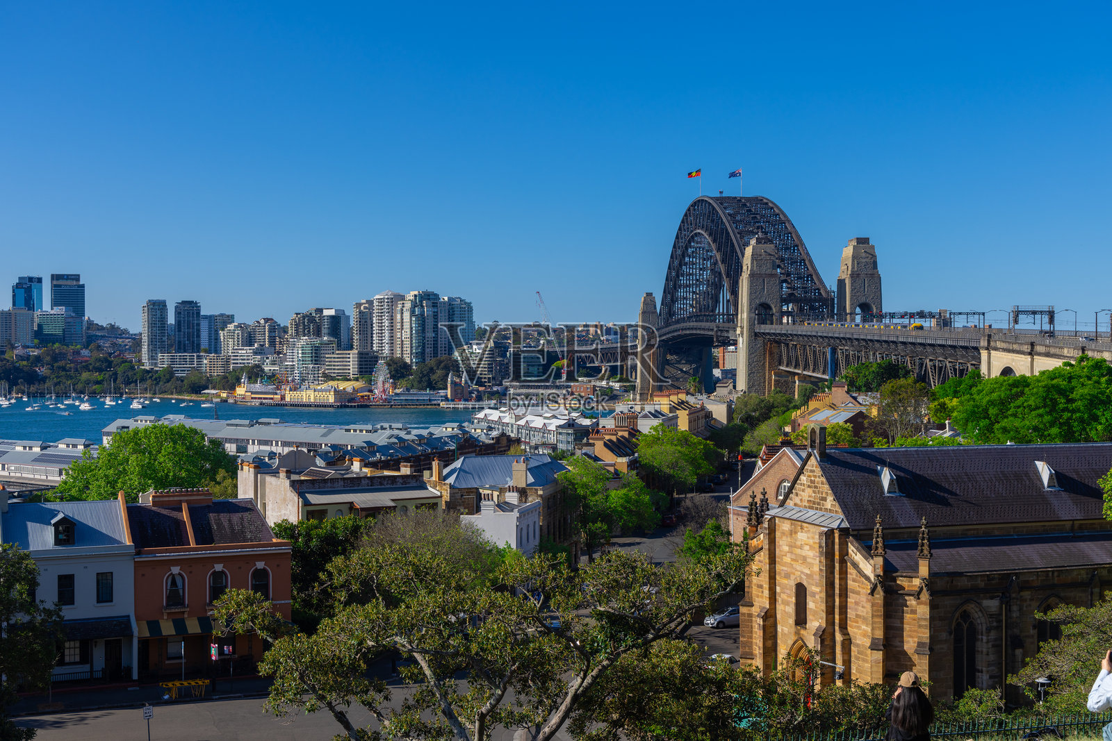 从天文台公园俯瞰悉尼港，远眺悉尼岩石区和北悉尼，天空色彩斑斓，澳大利亚新南威尔士州。照片摄影图片