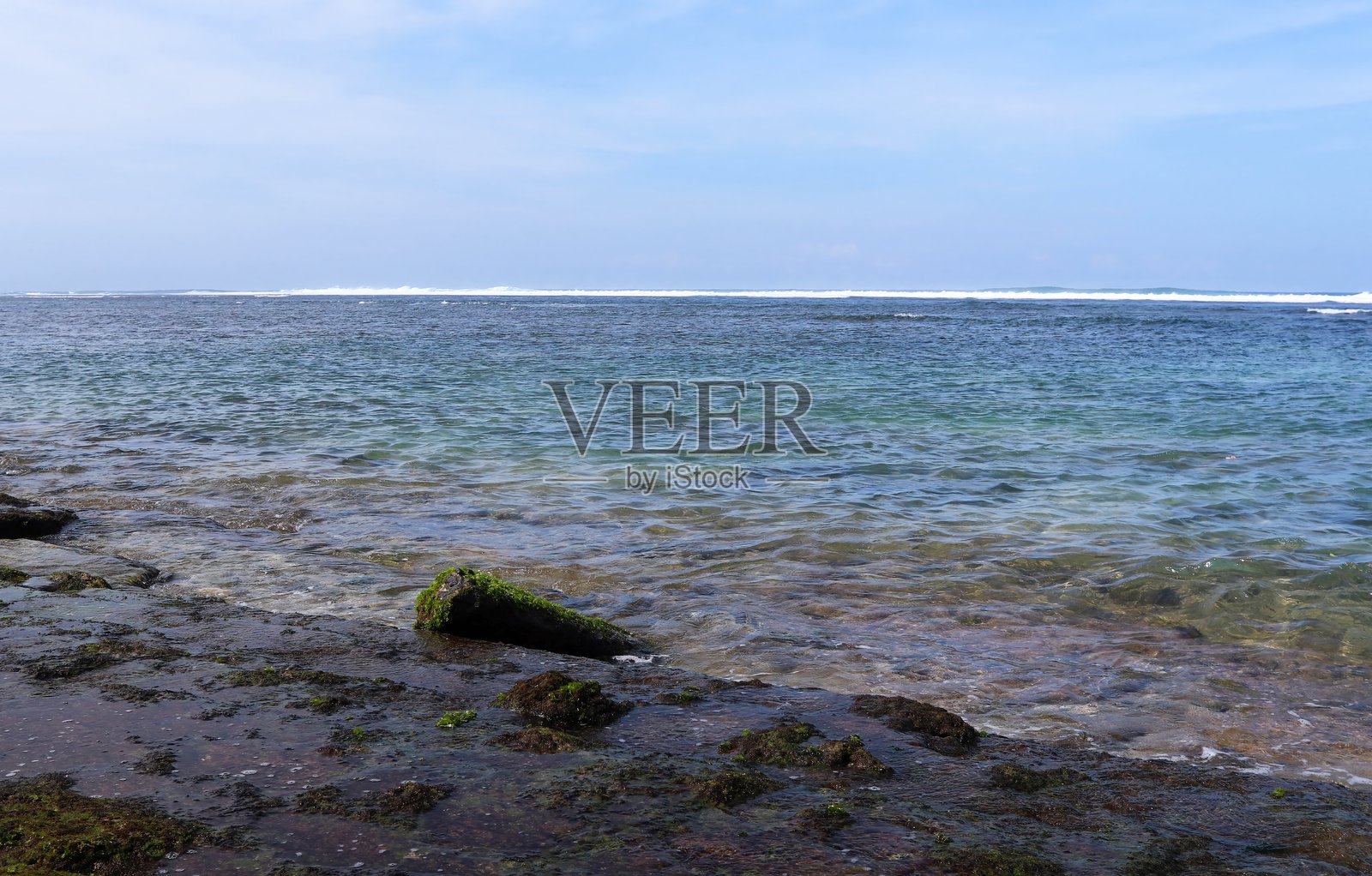 东爪哇的巴勒坎邦海滩，阳光明媚的日子里，海天一色，海浪拍打着沙滩，景色宜人。照片摄影图片