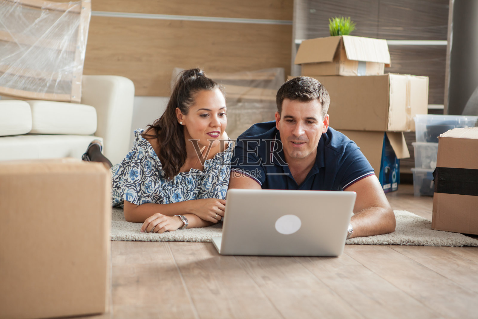 妻子向丈夫展示他们要购买的新电视照片摄影图片