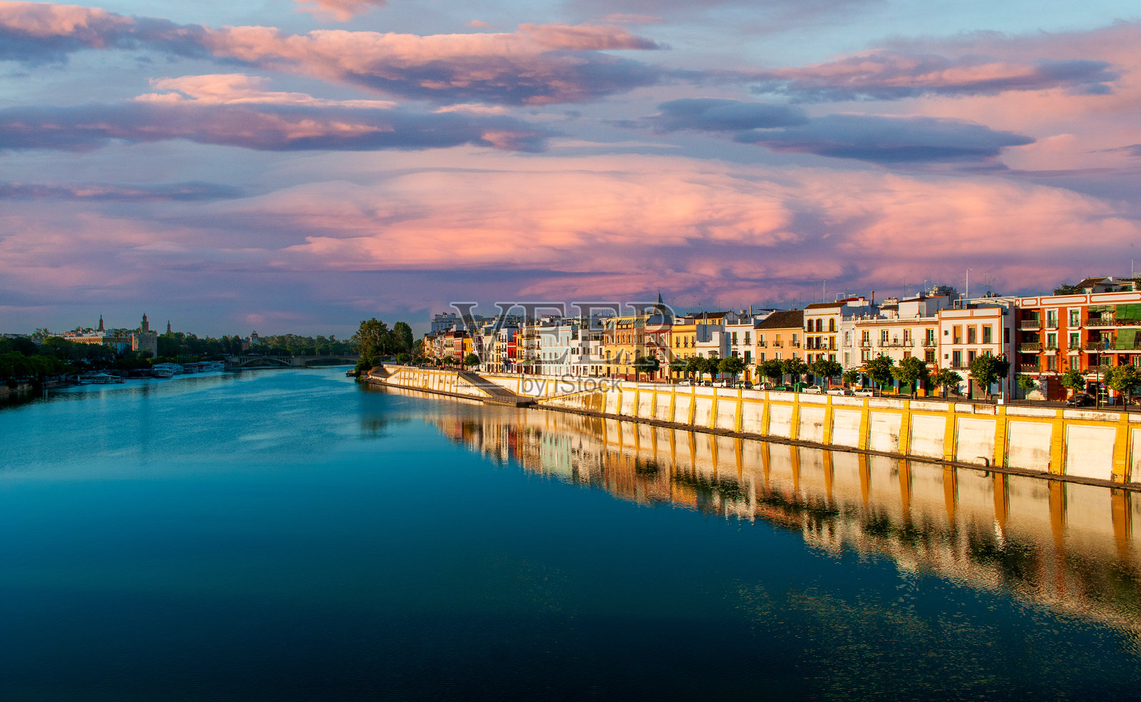 西班牙安达卢西亚塞维利亚的特里亚纳区，瓜达尔基维尔河前的清晨景象照片摄影图片