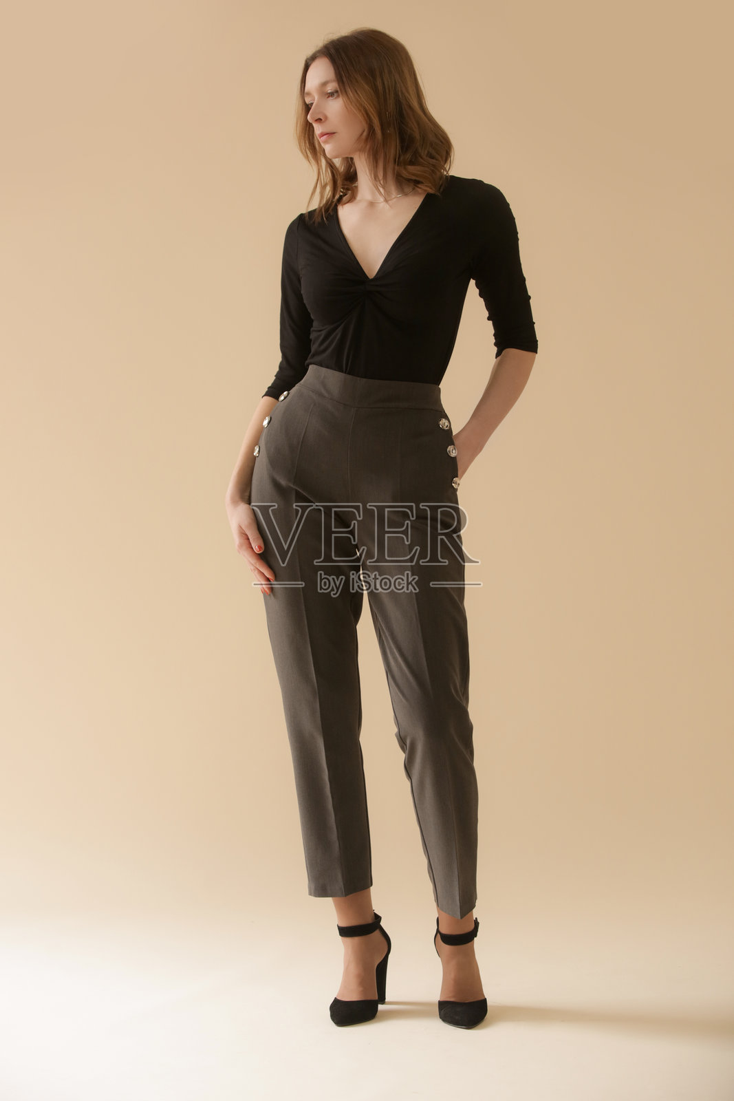 一系列年轻女性模特穿着简单舒适的商务休闲服装的摄影，黑色棉质衬衫和灰色裤子。照片摄影图片