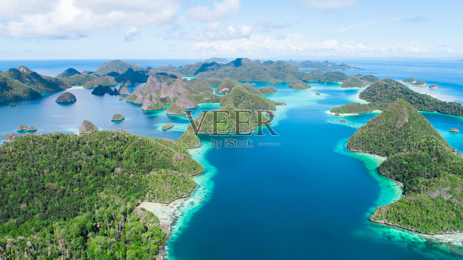 瓦亚岛，拉贾安帕特，西巴布亚，印度尼西亚，散落岛屿的鸟瞰图，蓝色海洋水域。夏季背景和夏季假期概念。照片摄影图片