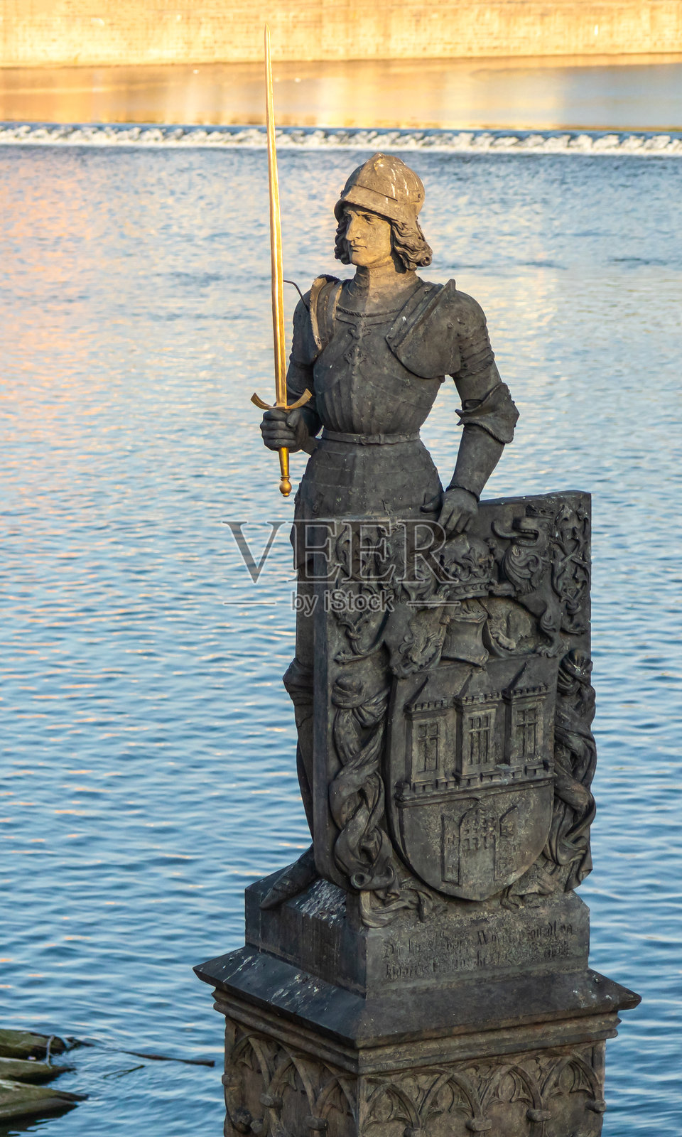 布伦茨维克雕像,位于捷克共和国布拉格的查尔斯桥旁的户外雕塑,坐落于伏尔塔瓦河畔。照片摄影图片