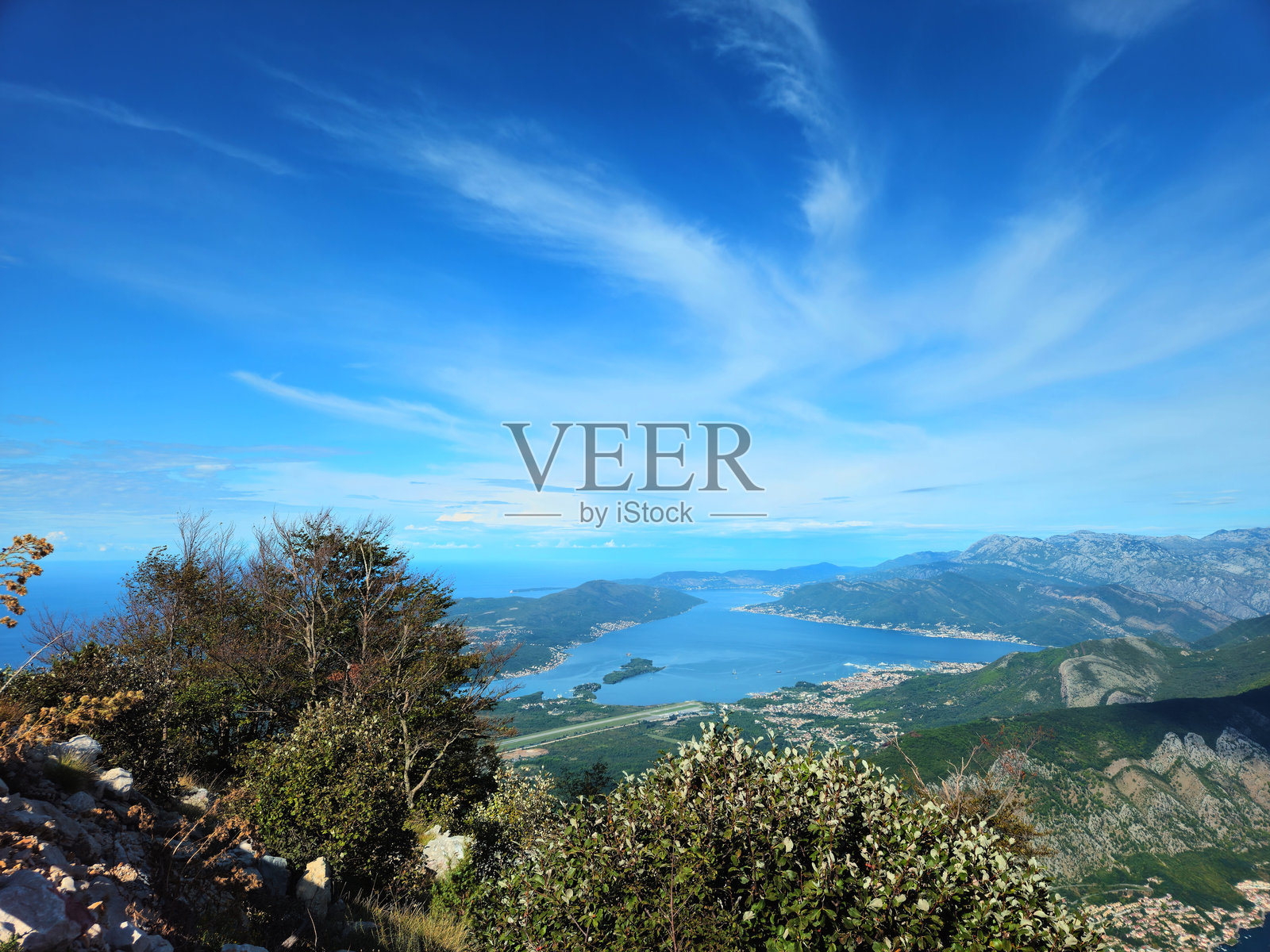 美丽的科托尔湾天空。横向照片，留有文字空间。黑山，切蒂涅，初秋时节。巴尔干半岛的迷人全景。照片摄影图片