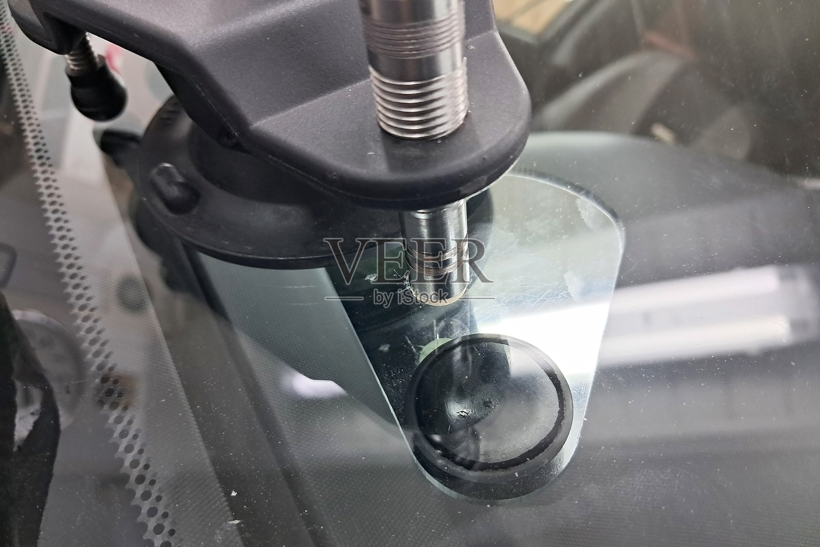 汽车挡风玻璃上的芯片修复。裂缝修复。照片摄影图片