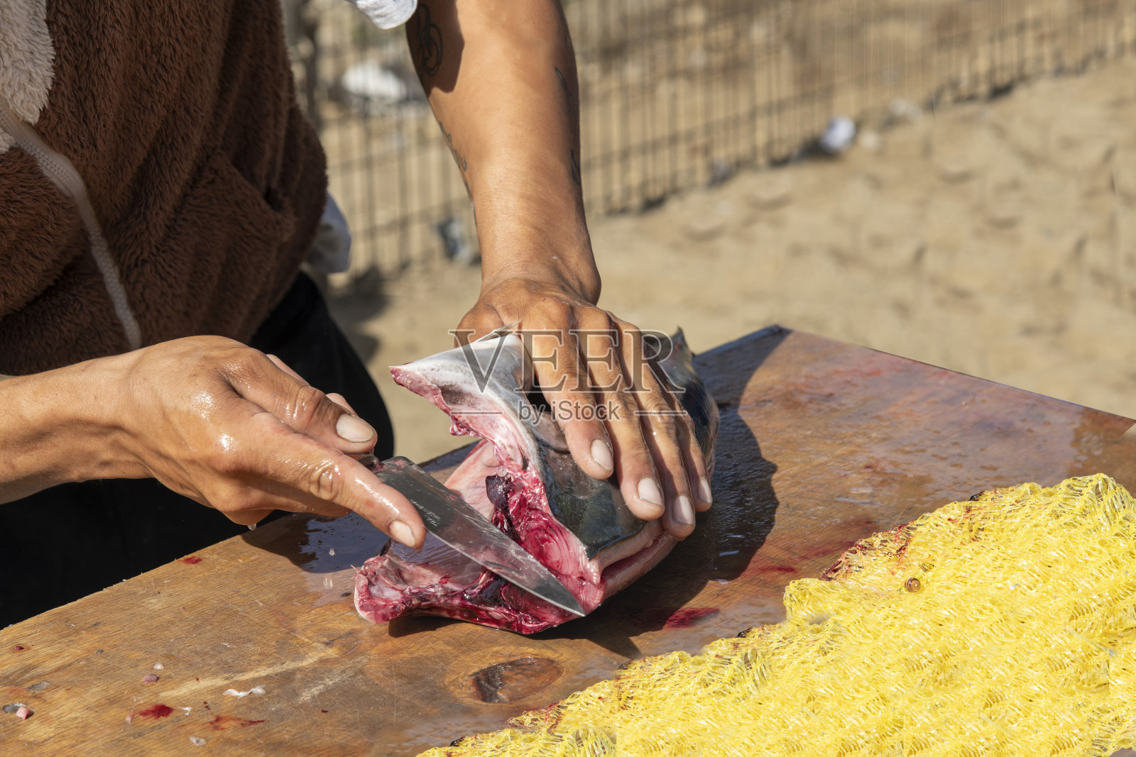 鱼被开膛和清洗照片摄影图片