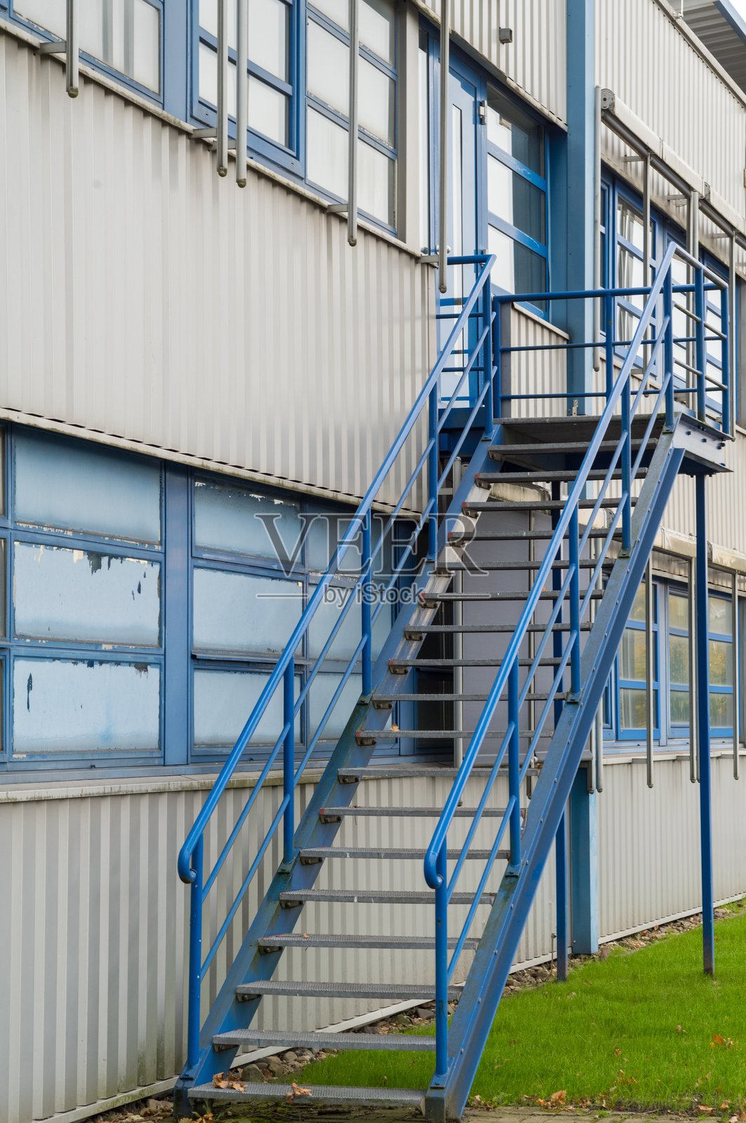 蓝色金属工业楼梯通向建筑物的入口照片摄影图片