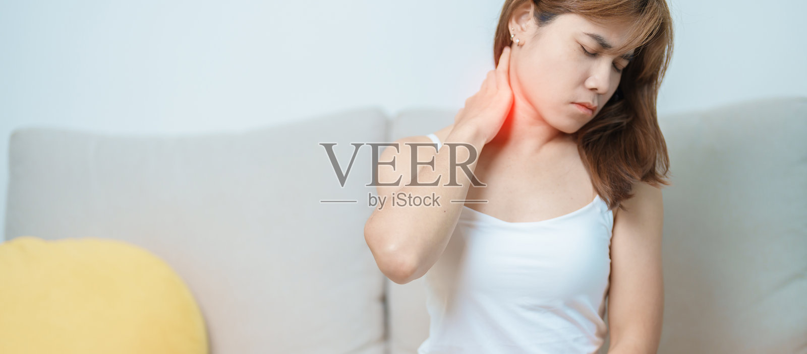 在家中感到颈部和肩部疼痛的女性。由于肌筋膜疼痛综合症、纤维肌痛、风湿病、肩胛疼痛和颈椎问题导致的肌肉疼痛，符合人体工学的概念。照片摄影图片