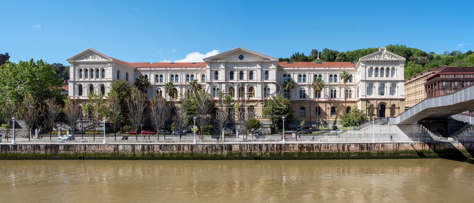 毕尔巴鄂德乌斯托大学的主楼，位于巴斯克自治区照片摄影图片