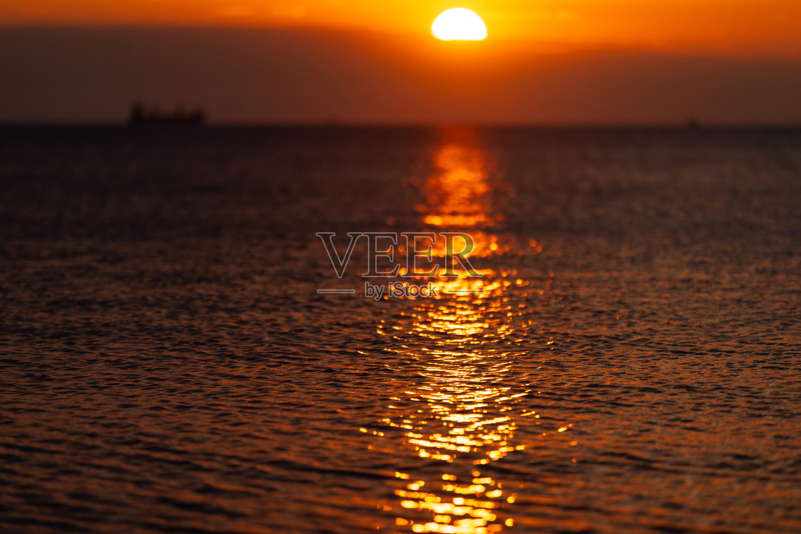日落风景与倒影。照片摄影图片