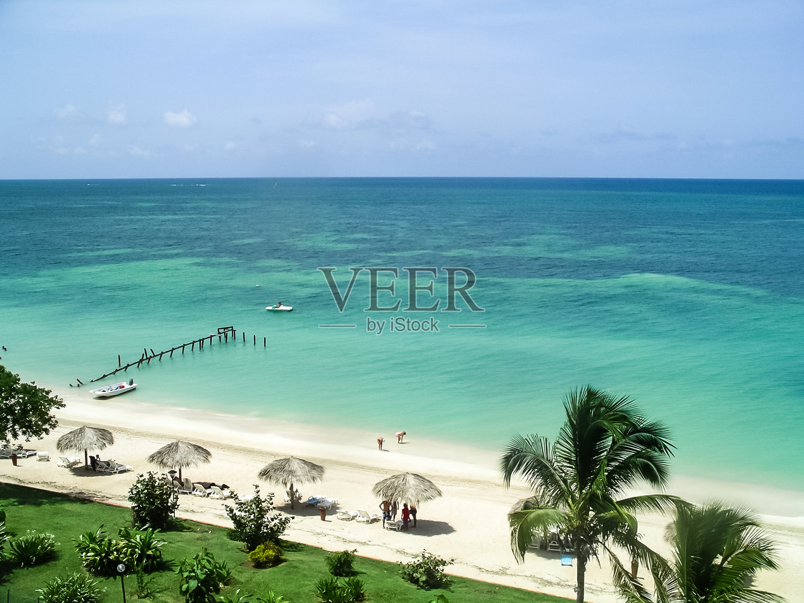 古巴特立尼达的安孔海滩拥有清澈的蓝色和绿松石色海水，轻轻拍打着纯白的沙滩，形成了一个热带天堂。照片摄影图片