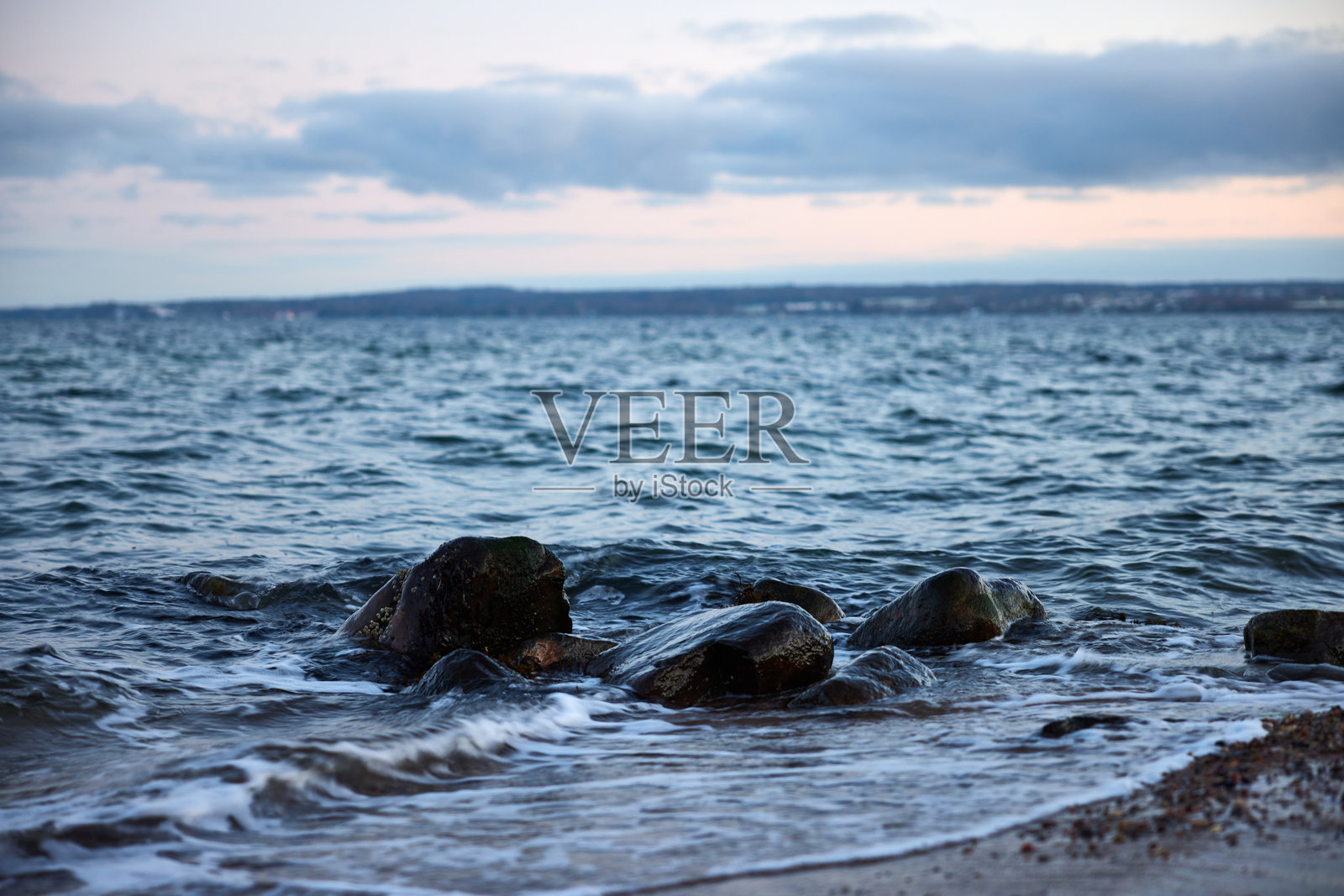 日落时分，海景中岩石与天空的景观照片摄影图片