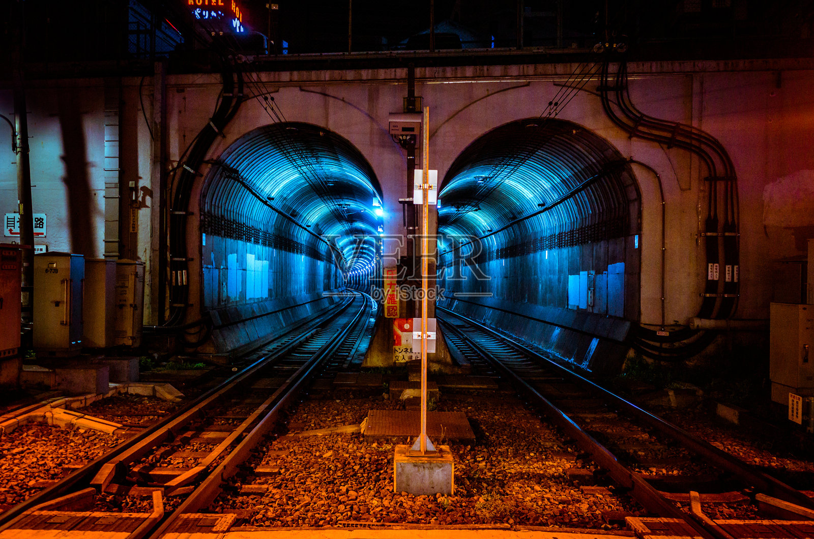 夜间照明的地铁隧道照片摄影图片