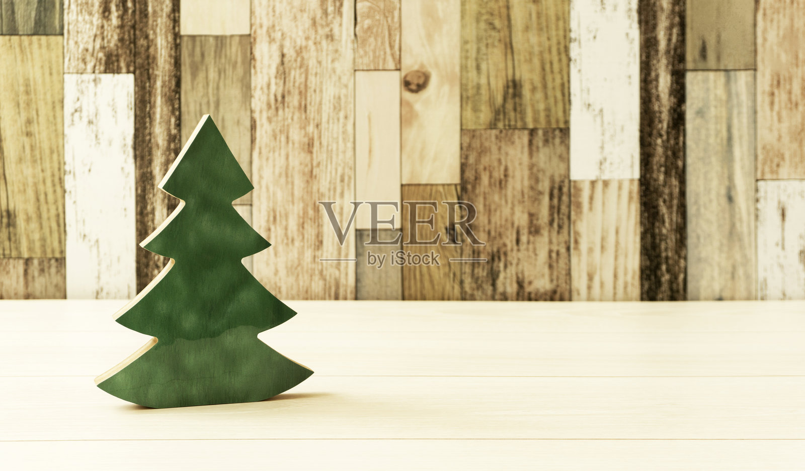 房间里的简单圣诞树。照片摄影图片